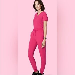 Vibrant Pink Mandala scrub set. Top is size M and bottoms are S regular length.🩷